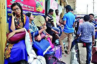দুর্ভোগ সঙ্গী করেই বাড়ি ফিরছে মানুষ