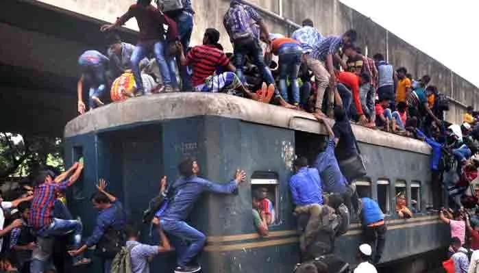 রেলে দিনভর ভোগান্তি মহাসড়কে শেষবেলায়