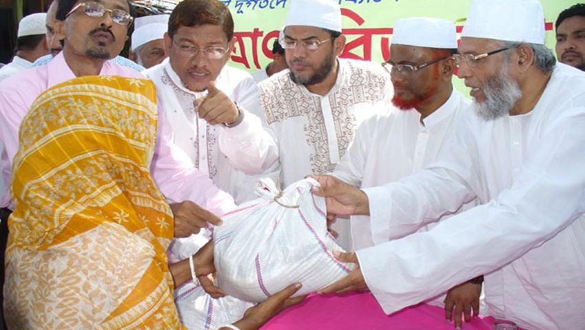 বন্যা দূর্গতদের মাঝে ত্রাণ বিতরণে জনাব এটিএম আজহারুল ইসলাম