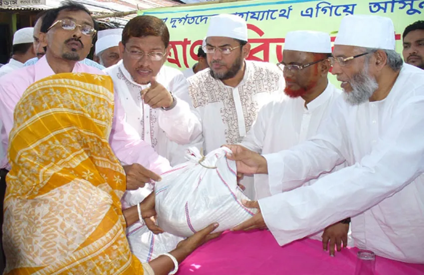 বন্যা দূর্গতদের মাঝে ত্রাণ বিতরণে জনাব এটিএম আজহারুল ইসলাম