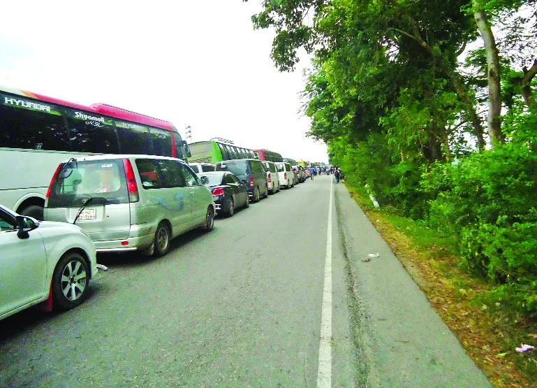 দৌলতদিয়ায় যানবাহনের দীর্ঘ লাইন