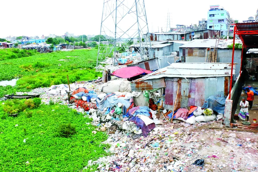 দখল-দূষণে অস্তিত্ব হারাচ্ছে বুড়িগঙ্গা