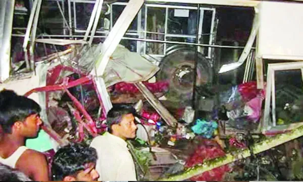 সড়ক দুর্ঘটনায় একই পরিবারের ৩ জনসহ নিহত ১৩