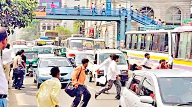 ভুল জায়গায় স্থাপন করা হয়েছে রাজধানীর ৮৭টি ফুটওভারব্রিজ