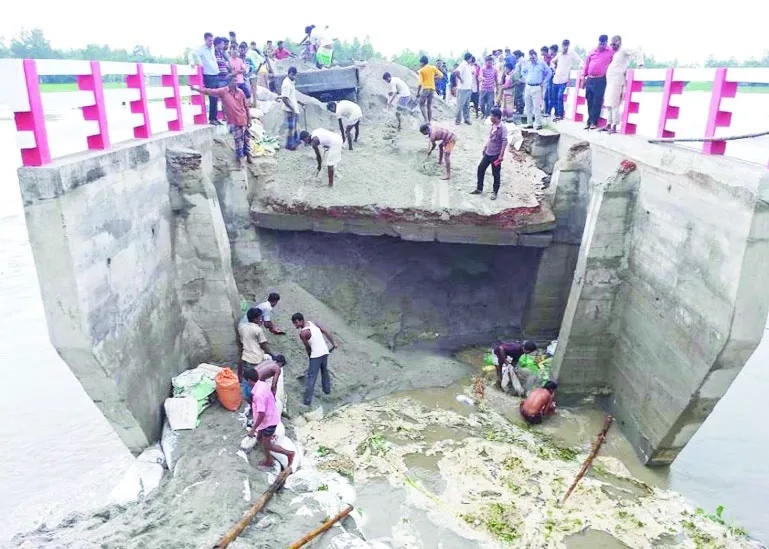উদ্বোধনের আগেই ধসে গেল দ্বিতীয় তিস্তা সেতুর সংযোগ সড়ক