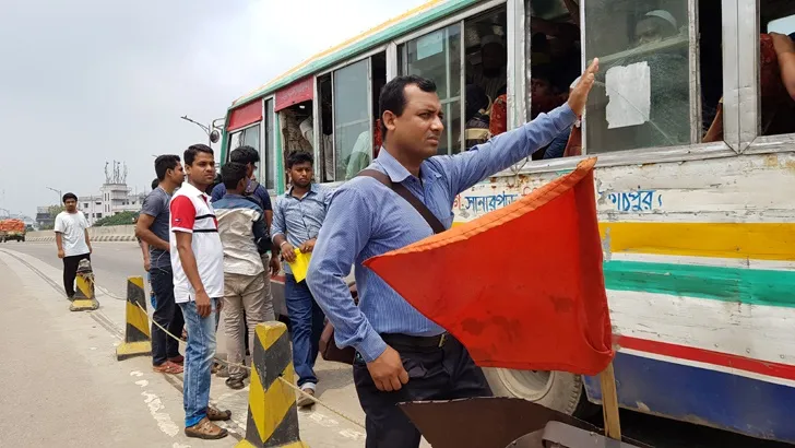 ফ্লাইওভারে যত্রতত্র বাস স্টপেজে ঝুঁকি