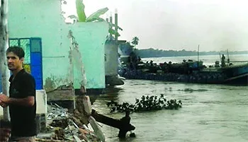 পদ্মার পাড়জুড়ে হাহাকার, আরো ২০ বাড়ি বিলীন