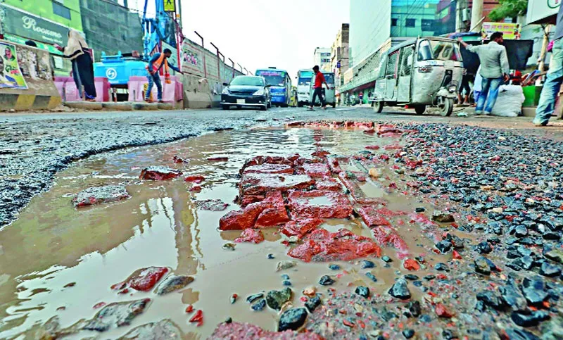 সড়ক সংস্কারে বরাদ্দ নেই মেট্রো রেল প্রকল্পে