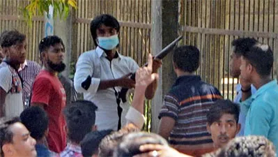 চট্টগ্রাম কলেজে ছাত্রলীগের অস্ত্রের মহড়া