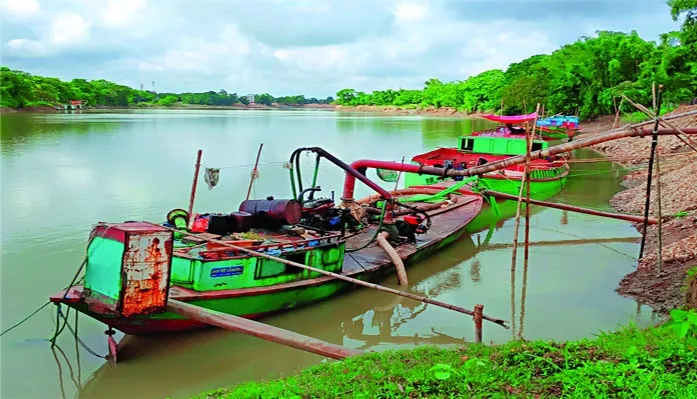 বালুখেকোরা খুবলে খাচ্ছে সুরমা