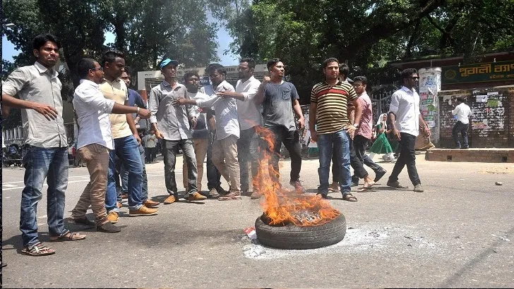ভেতরে পরীক্ষা বাইরে মুখোমুখি ছাত্রলীগ