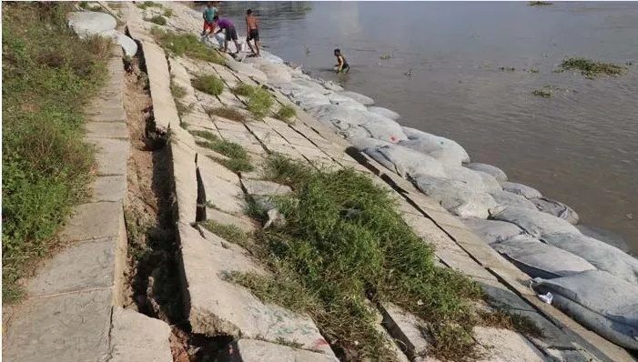 রাজশাহী শহর রক্ষা বাঁধে ধস, ঝুঁকিপূর্ণ ঘোষণা