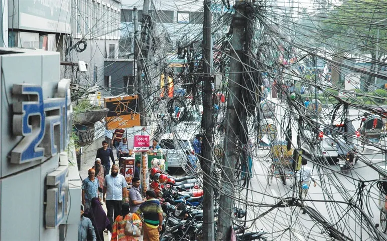 ঝুলন্ত তার ঝুলছেই