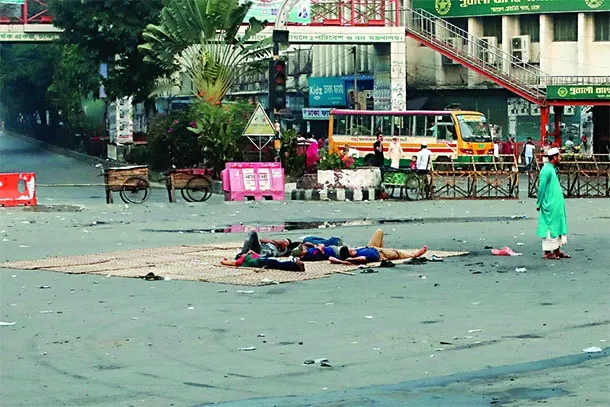 কয়েক জনের অবরোধে ভোগান্তিতে লাখো মানুষ