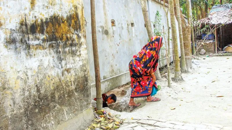 আওয়ামী লীগ নেতার বাড়ির চারপাশে সাংসদের দেয়াল