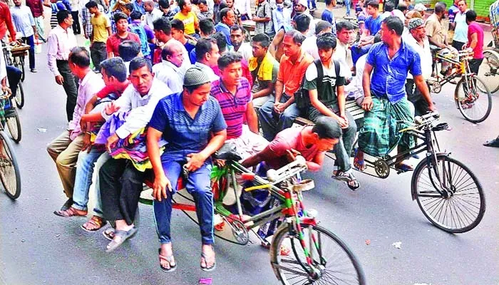পথে পথে উচ্ছৃঙ্খল শ্রমিকদের অভব্য আচরণ, দুর্ভোগ