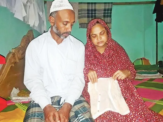 শিশু খাদিজার জামা নিয়ে মায়ের বিলাপ