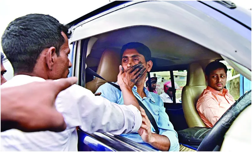 বিভ্রান্ত তথ্যে শ্রমিকদের রাস্তায় নামান নেতারা