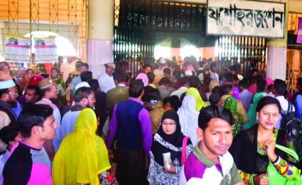 দক্ষিণ-পশ্চিমাঞ্চলের যাত্রীরা চরম দুর্ভোগে