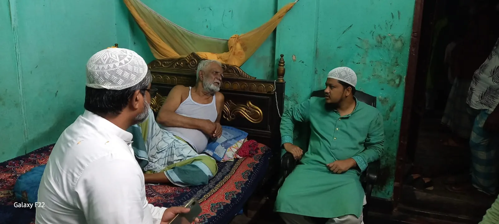 গুরুতর অসুস্থ লিয়াকত হোসেন এর পাশে মুহাম্মদ আবদুল জব্বার