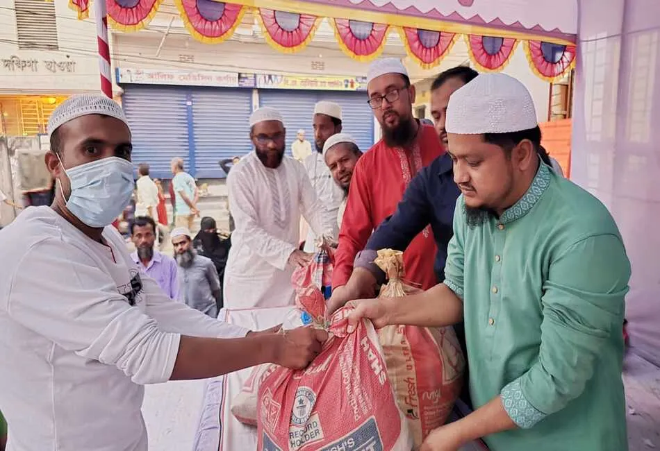 নগরীর কাশিপুর এলকায় মহানগরী আমীর জনাব আবদুল জব্বারের ইফতার ও খাদ্য সামগ্রী বিতরণ