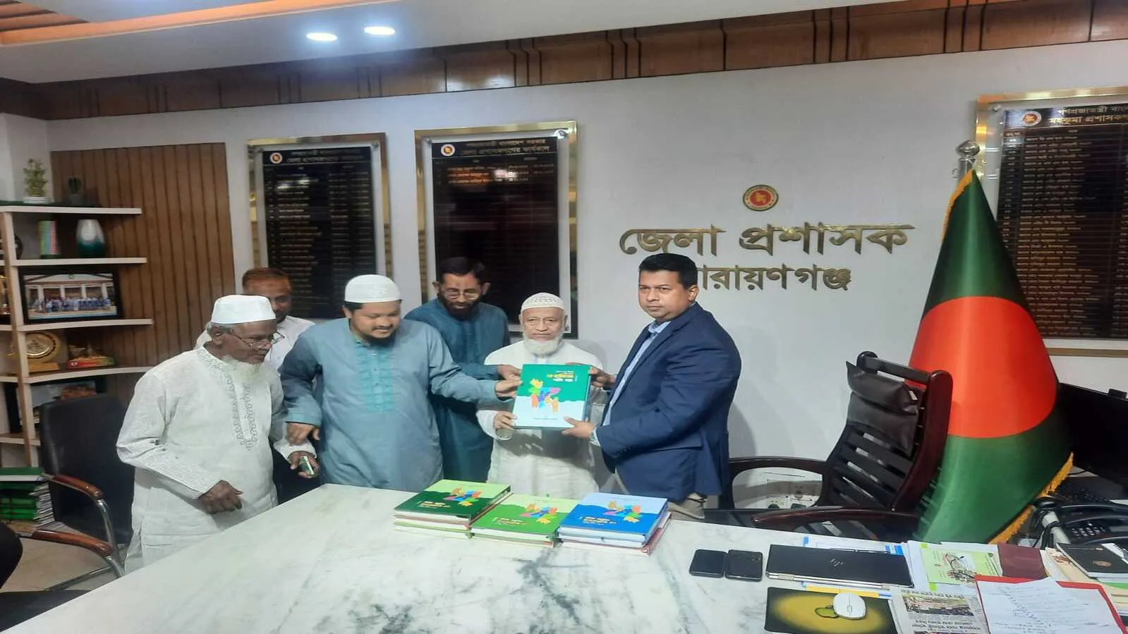 নারায়ণগঞ্জ জেলা প্রশাসক এর হাতে ২৪ এর জুলাই আগস্ট আন্দোলনের শহীদদের স্মারক তুলে দিচ্ছেন মহানগর জামায়াতের আমীর মুহাম্মদ আবদুল জব্বার