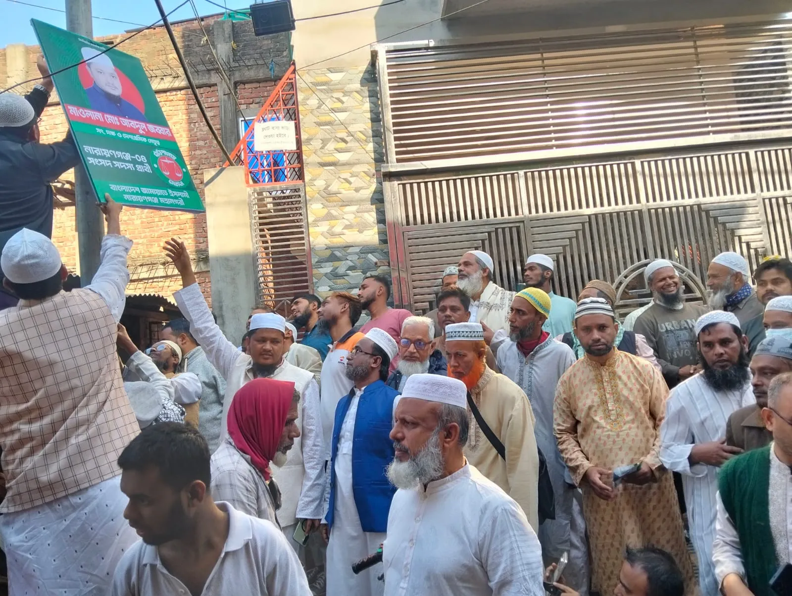 নিজের নির্বাচনী পোস্টার ফেস্টুন নিজেই সরিয়ে নিচ্ছেন  জামায়াত প্রার্থী  আবদুল জব্বার