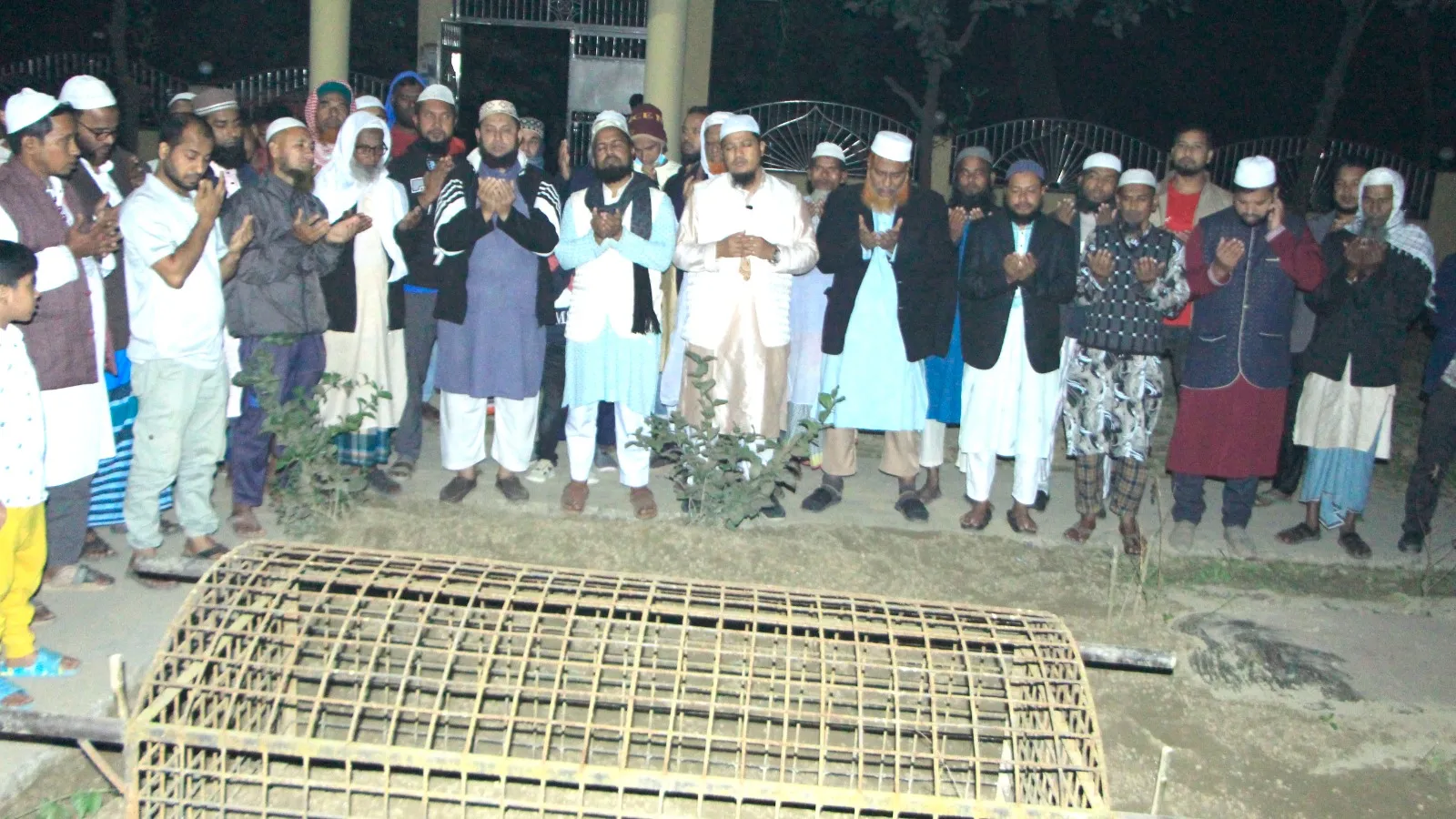 বক্তাবলী ফেরি দুর্ঘটনায় নিহত মাসুদের পরিবারের খোঁজ ও কবর জিয়ারতে মাওলানা আবদুল জব্বার