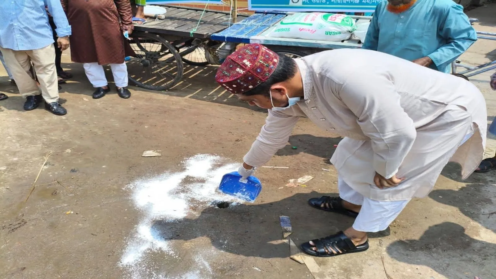 কুরবানীর বর্জ্য অপসারণ ও  ব্লিচিং পাউডার ছিটানো কার্যক্রমের উদ্ধোধন